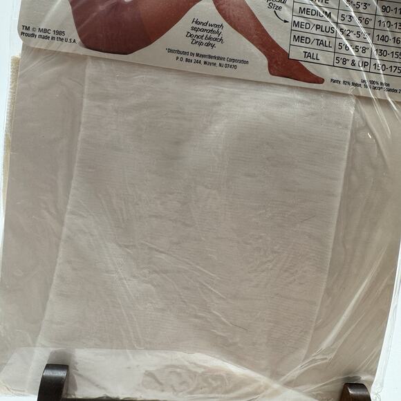 Mayer Bunny Soft Ultra Sheer Control Top Sandalfoot Tall White 80’s Pantyhose - Picture 3 of 5